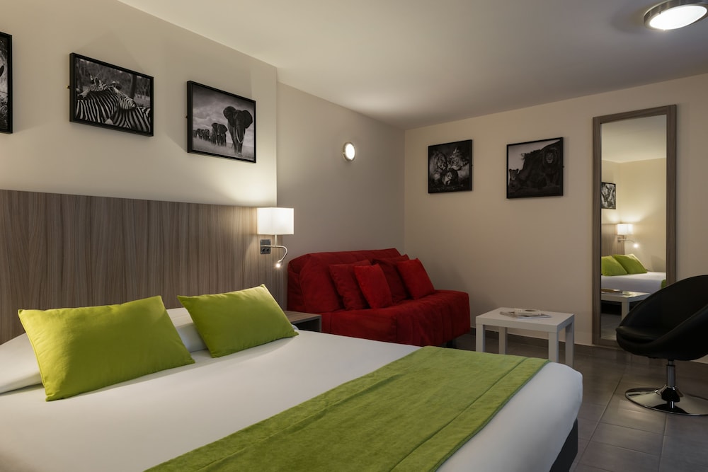 ROOM, QUADRUPLE