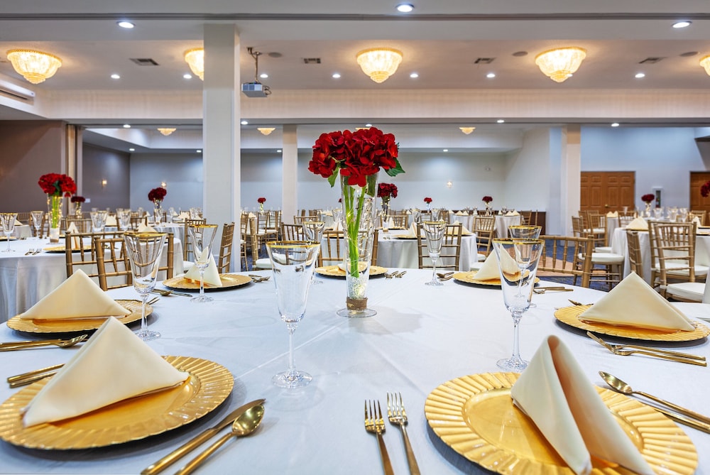 Holiday Inn Express Hotel Suites Jenks 52/72