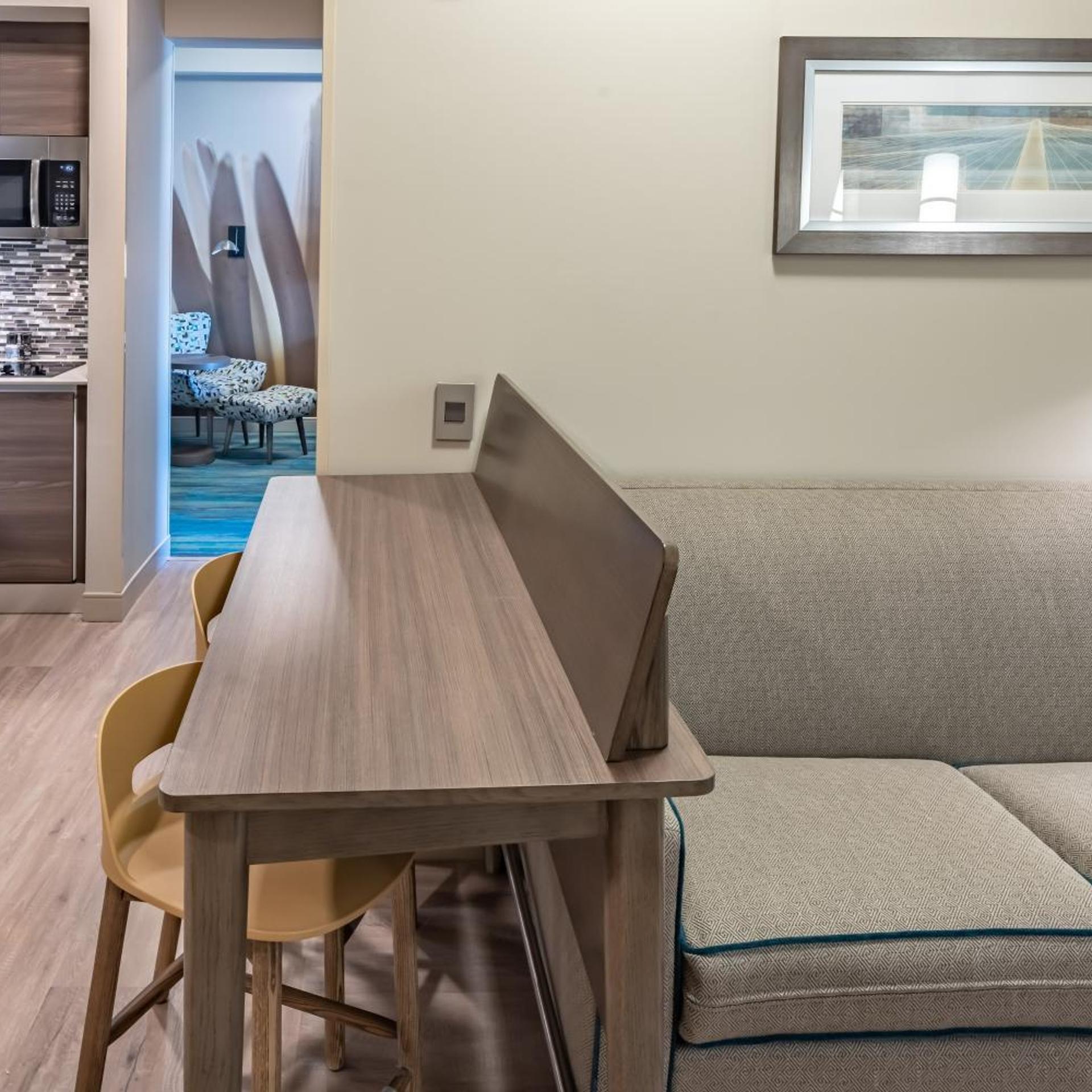 غرفة تنفيذية بسرير كينج مع أريكة، Element Dallas Downtown East 4/7