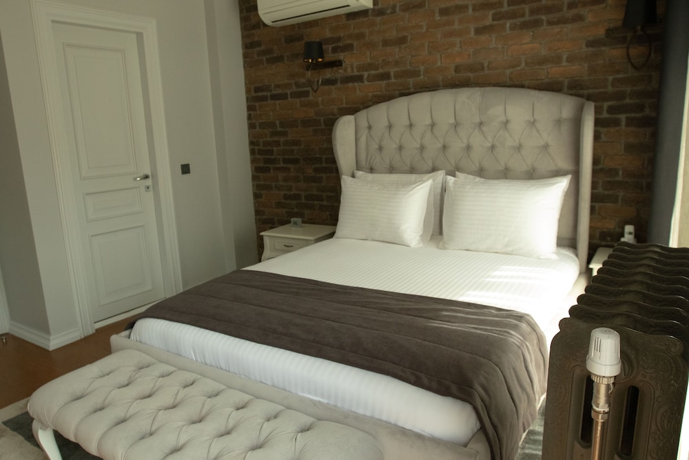 STANDARD, QUEEN BED