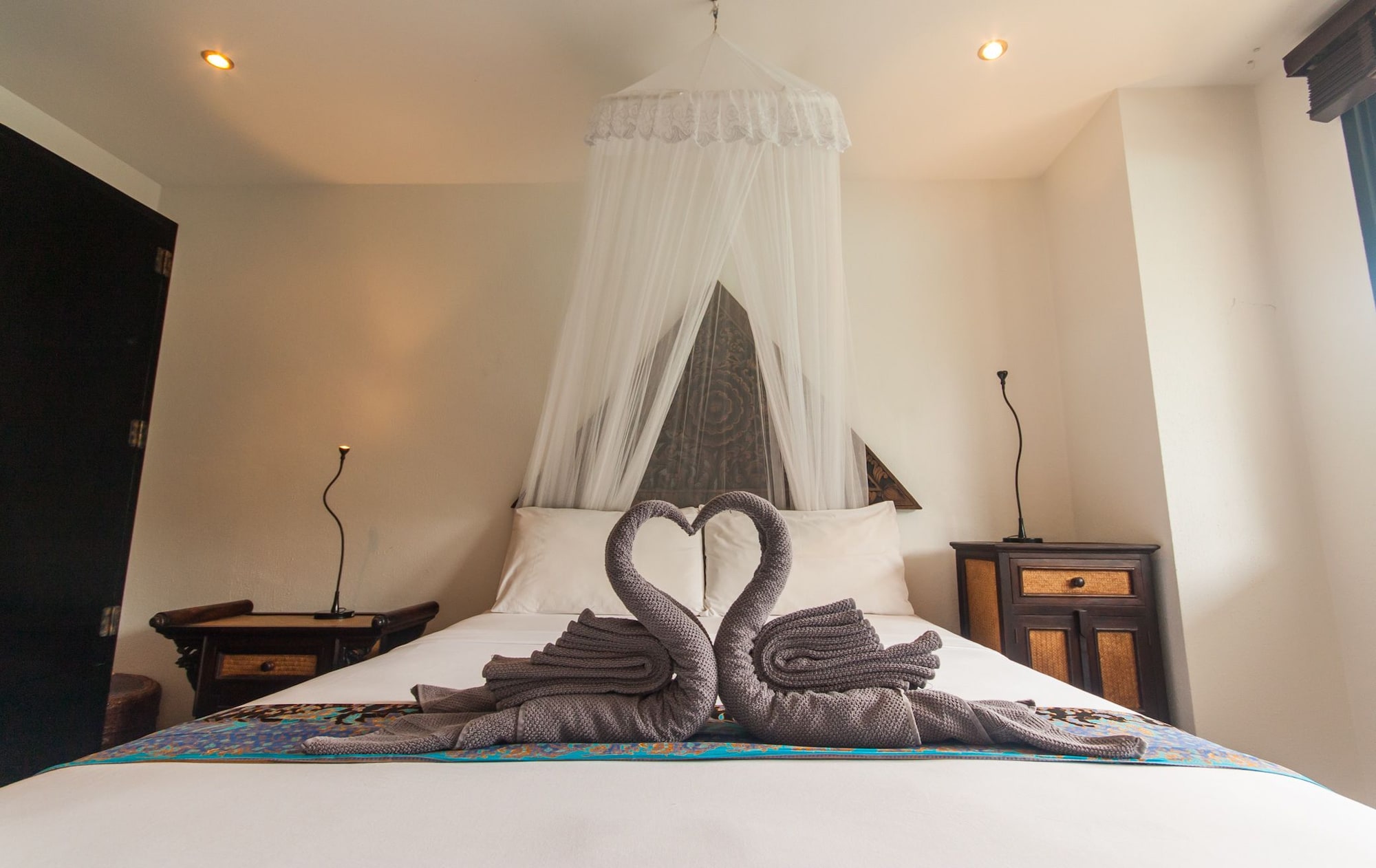 APARTMENT, QUEEN BED, POOL VIEW, SOFA, BALCONY