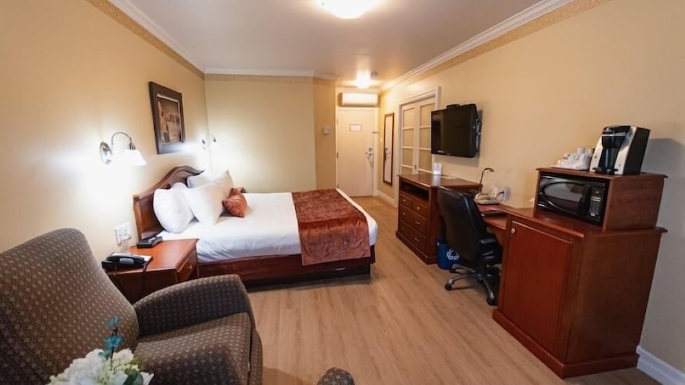 Plus, Executive, Suite, King Bed, Jetted Tub