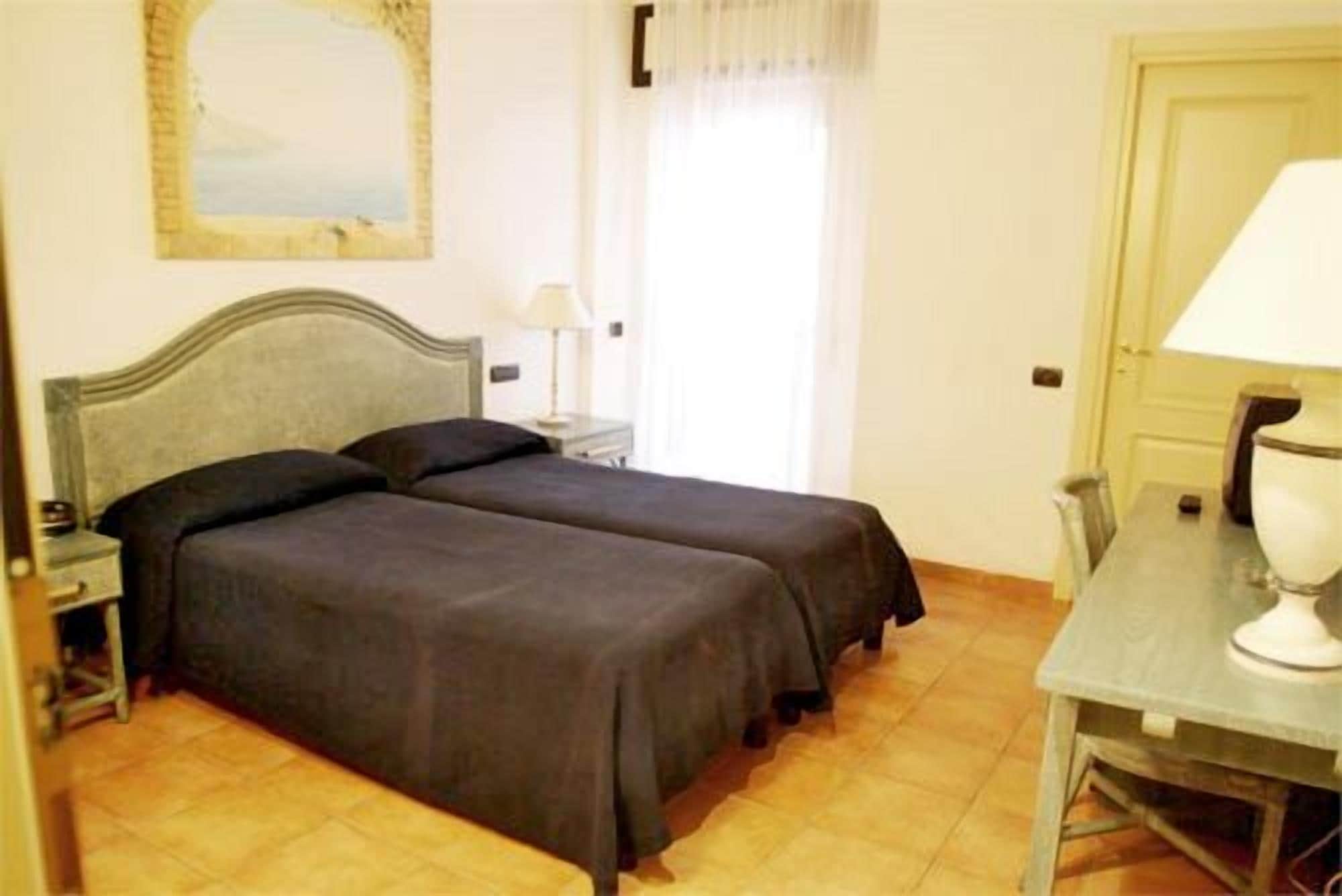 ROOM, SINGLE, DOUBLE BED