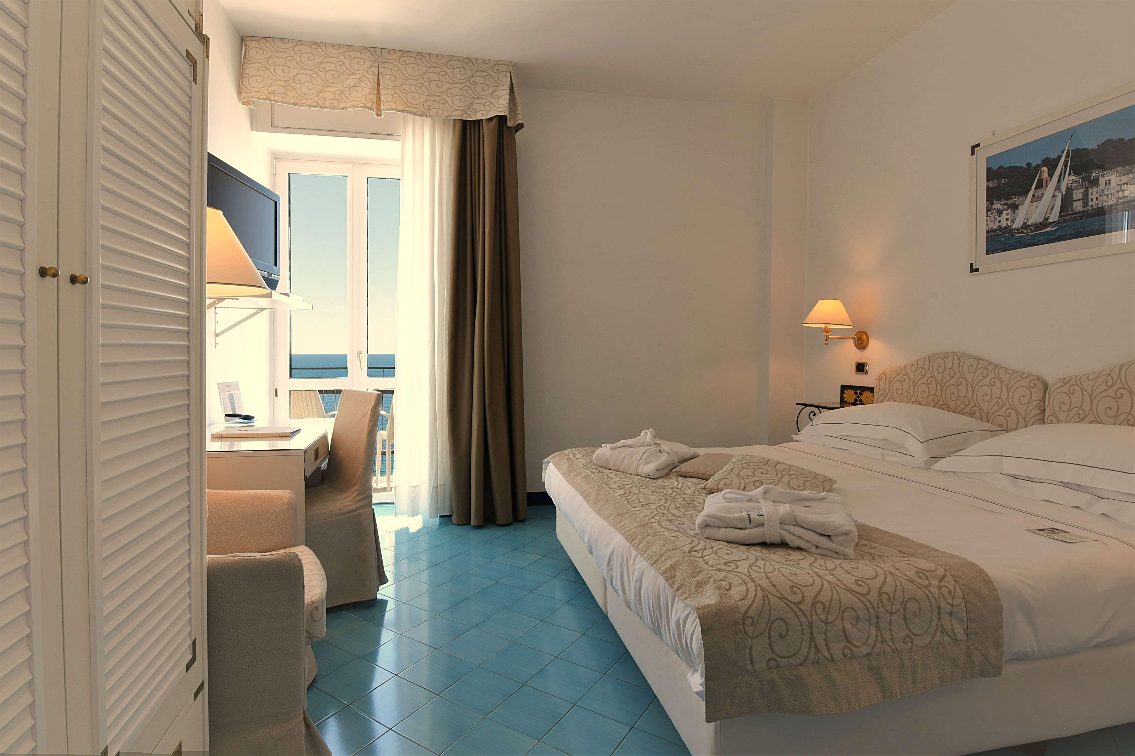 Comfort, Convertible King Bed, Side Sea View, Balcony