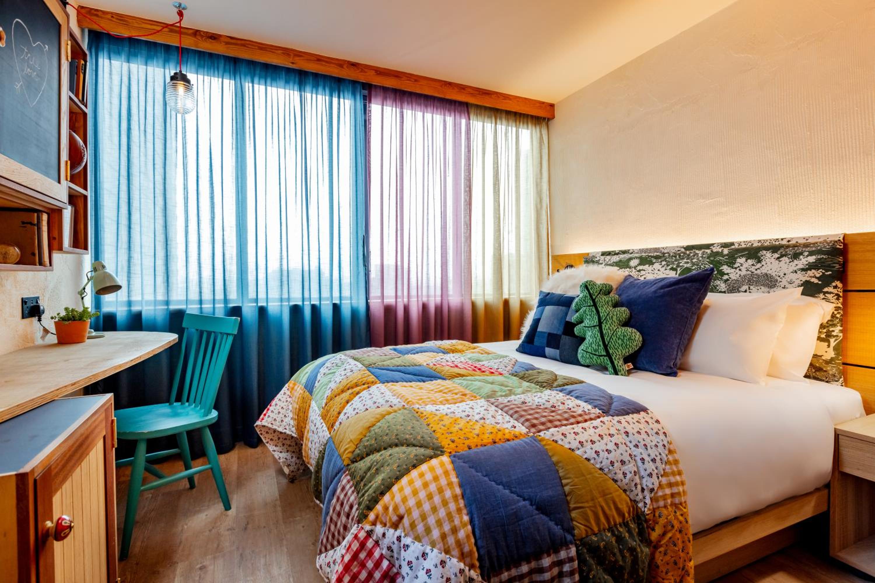 Deluxe, King Bed