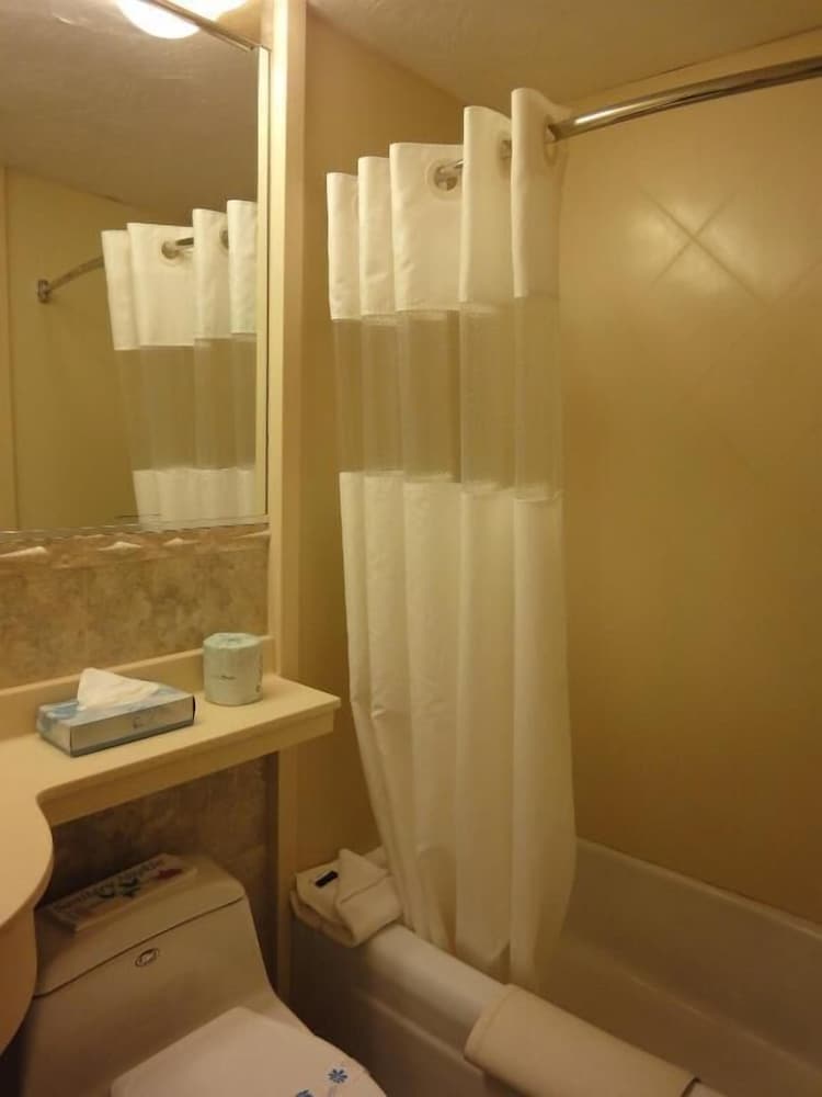 Hyannis Travel Inn 44/45