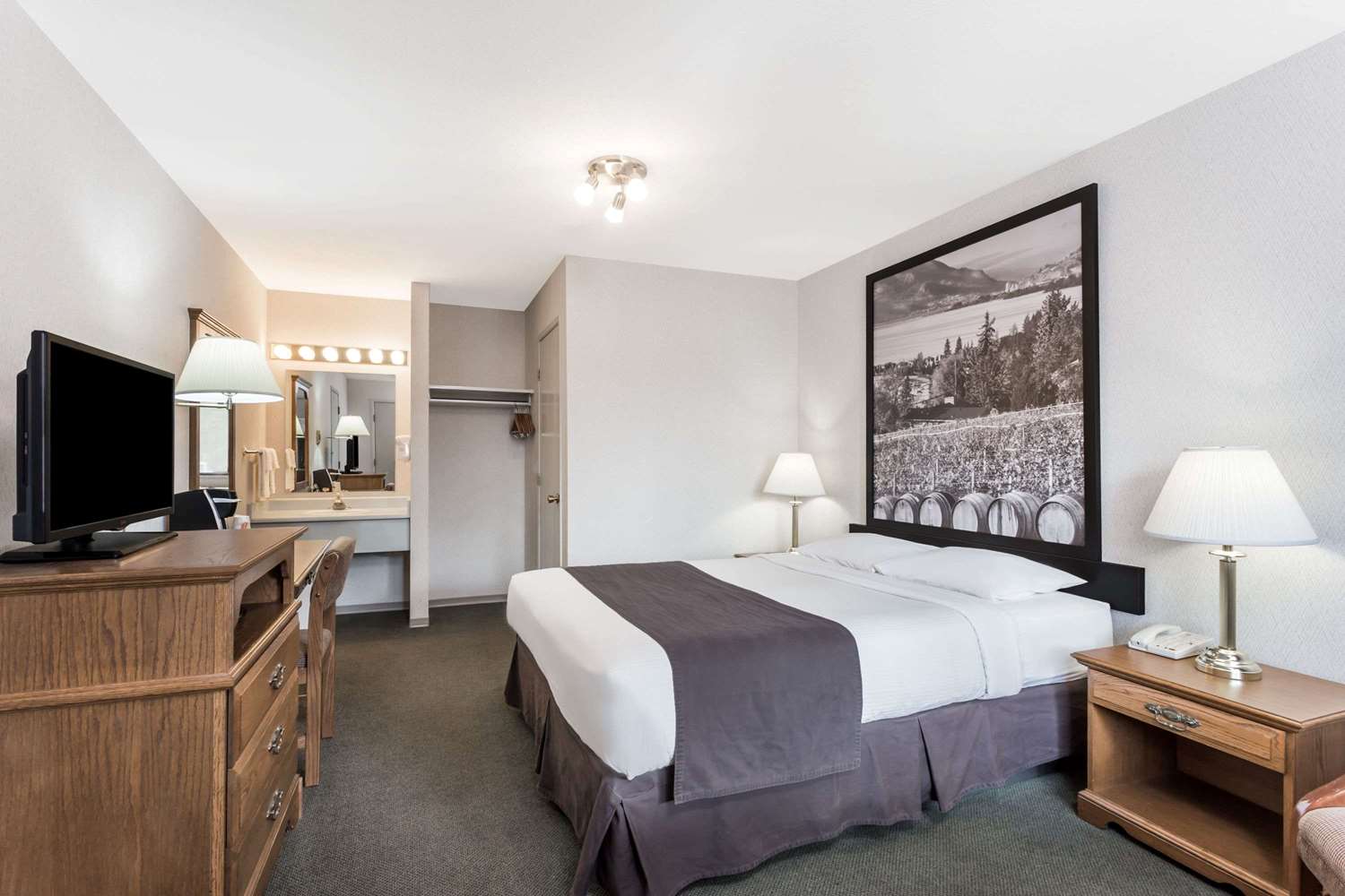Super 8 by Wyndham Kelowna BC 9/38