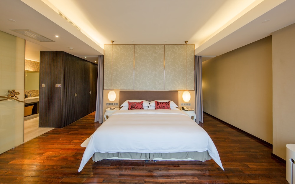 BUSINESS, SUITE