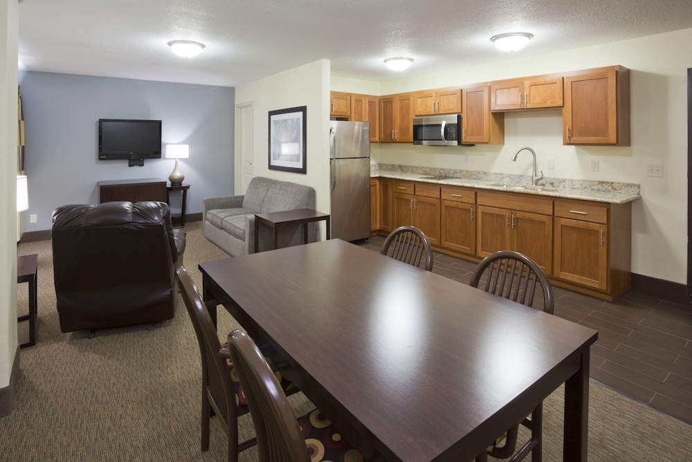 Fargo Inn and Suites 26/34