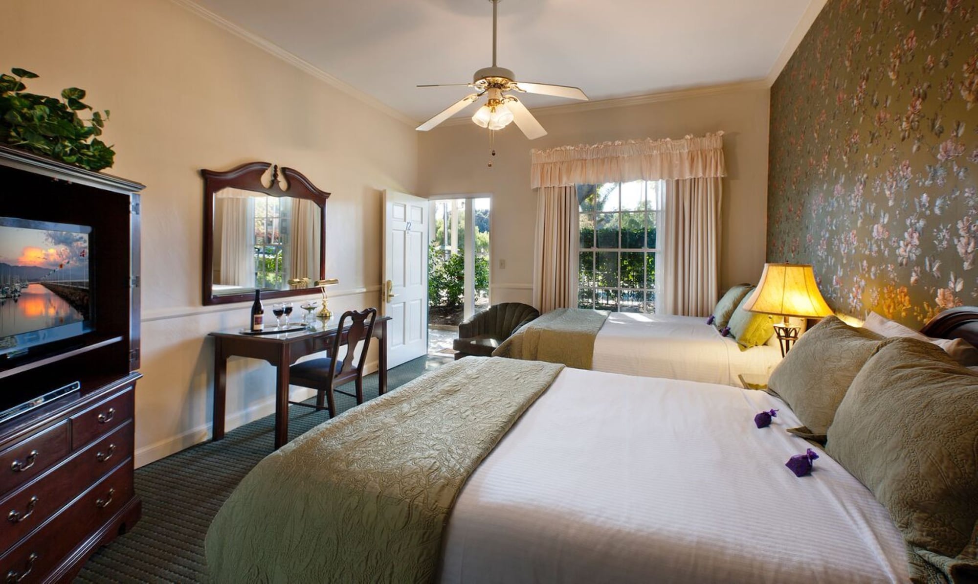 STANDARD, 2 QUEEN BEDS