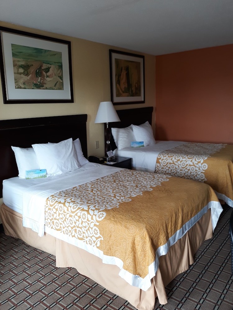 غرفة بسريرين مزدوجين يُسمح فيها بالحيوانات الأليفة للمدخنين، Days Inn By Wyndham Blytheville 2/4