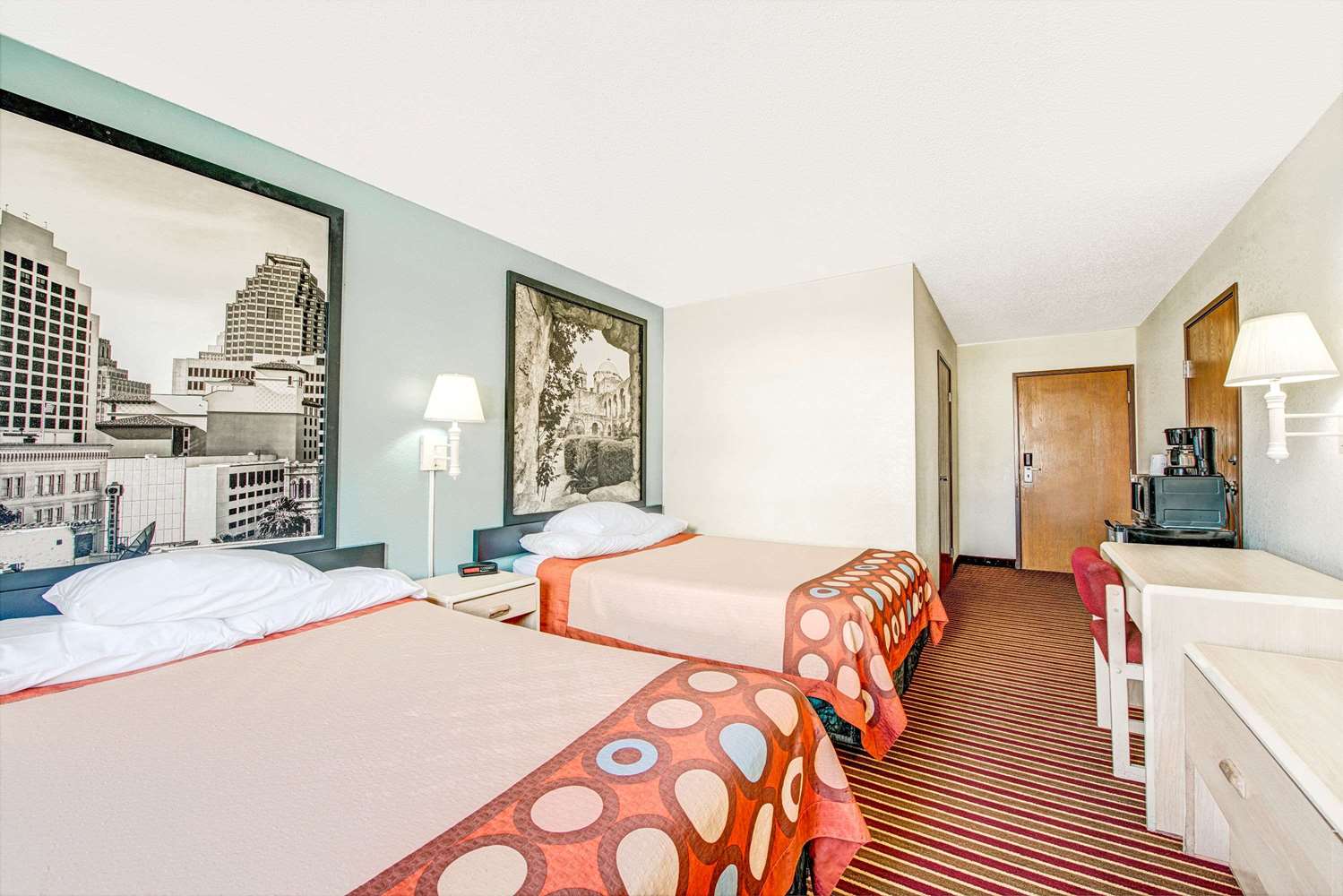 Super 8 by Wyndham San Antonio/Fiesta 6/19