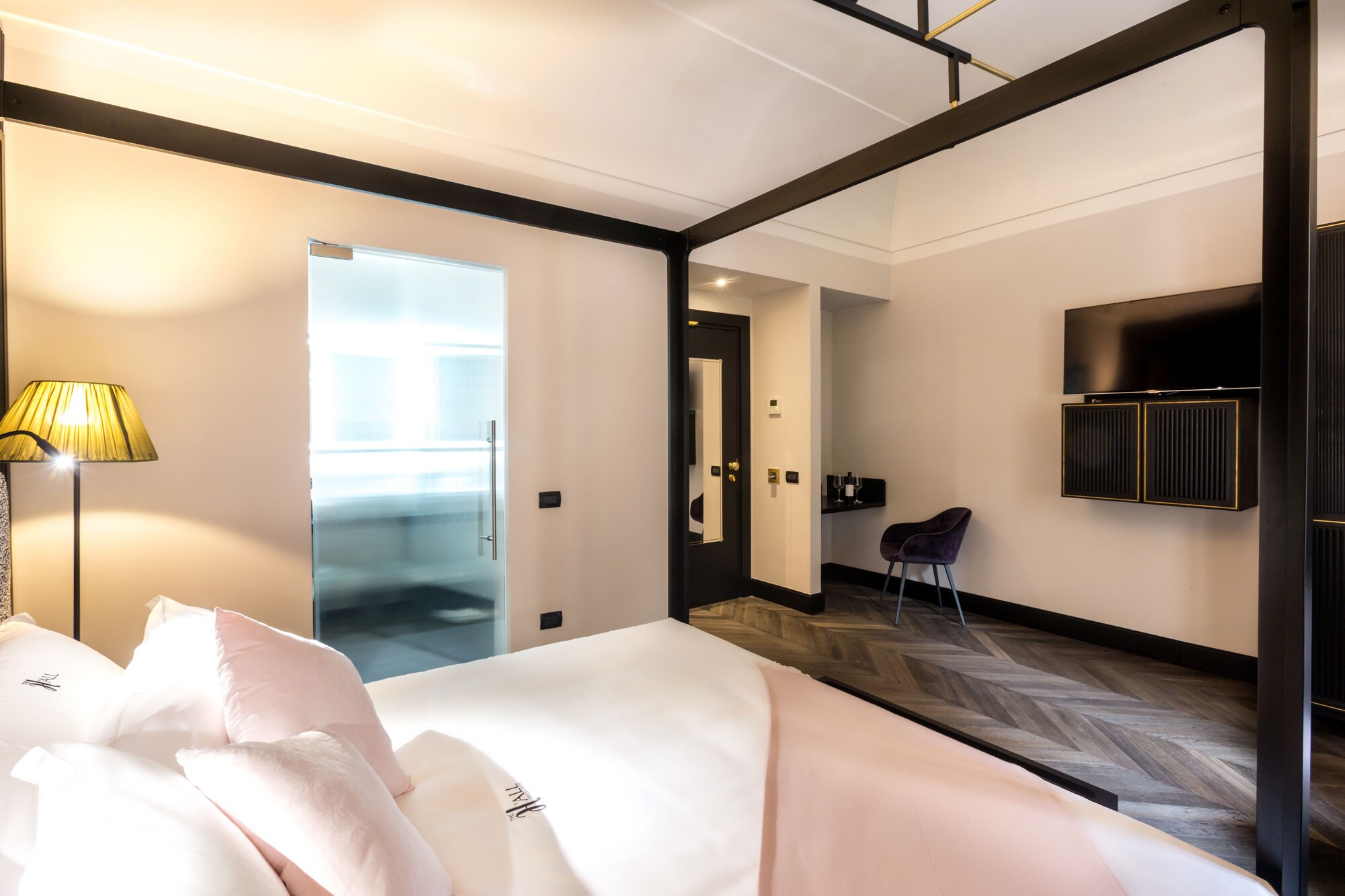 EXECUTIVE, SUITE