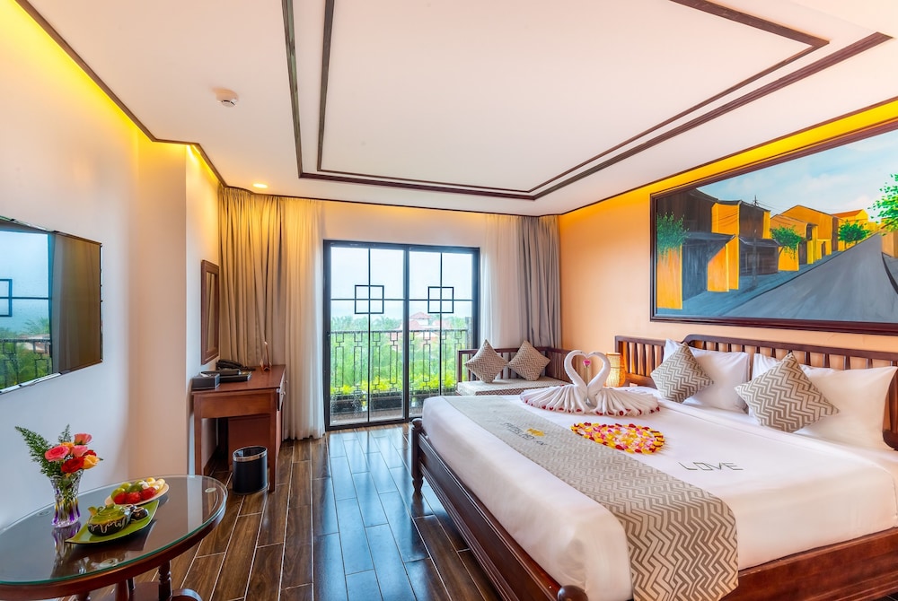 DELUXE, DOUBLE BED, PARTIAL OCEAN VIEW