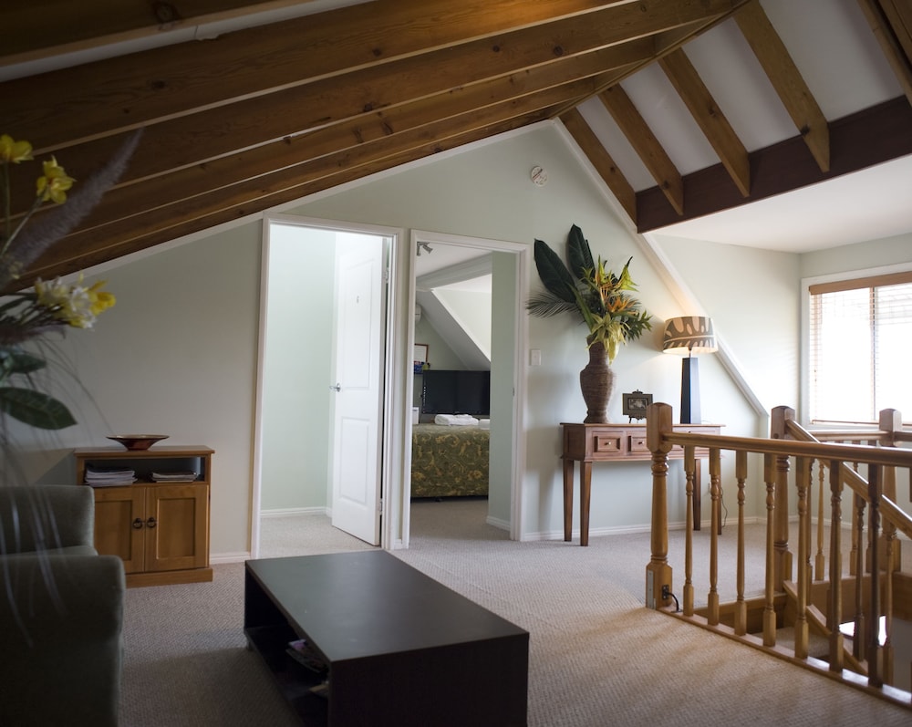 Ainslie Manor Bed and Breakfast 54/66