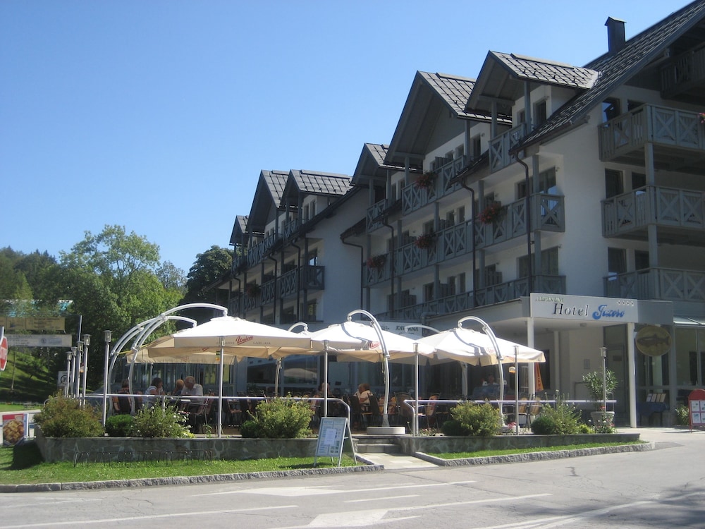 Jezero in BOHINJSKO JEZERO