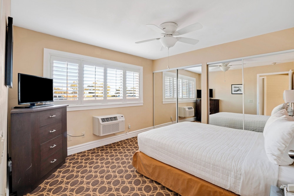 2 Bedrooms, Suite, King and Queen Bed, Garden Side, Sofa