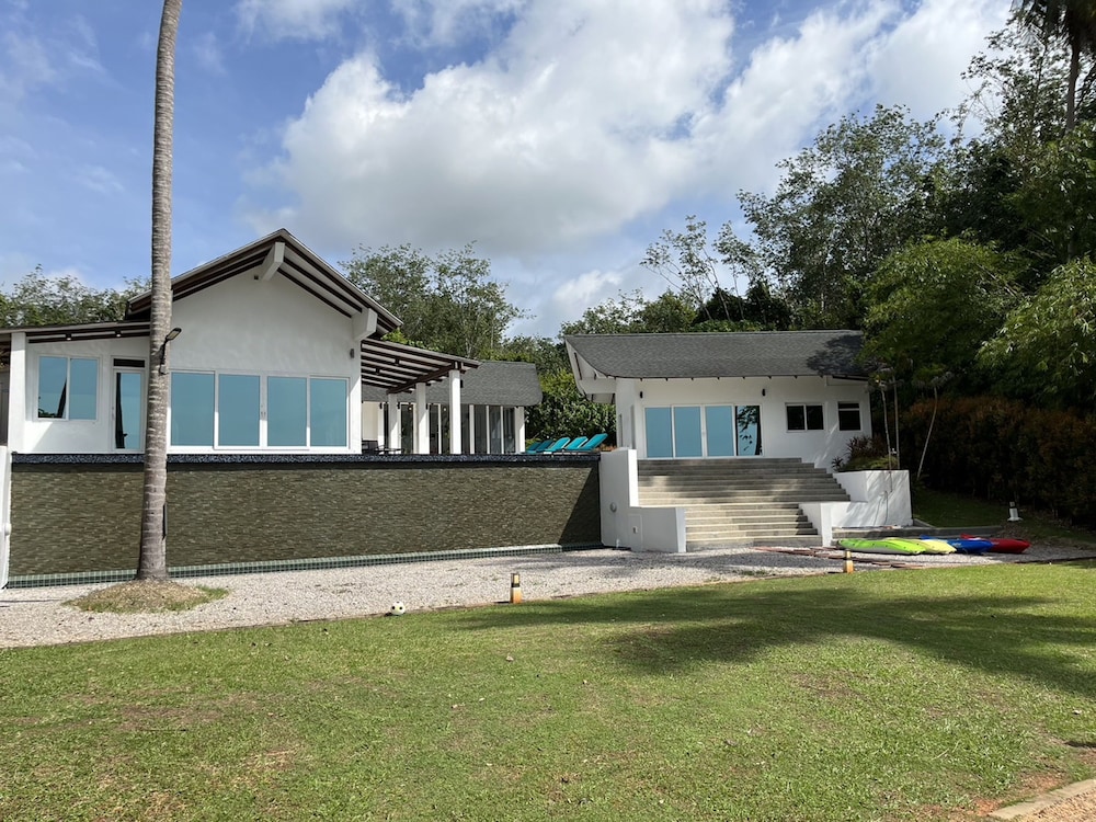 THE BEACH HOUSE 42/47