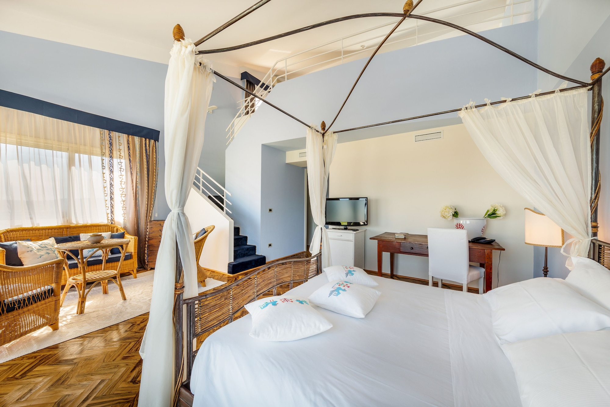 DELUXE, SUITE, QUEEN AND TWIN BEDS