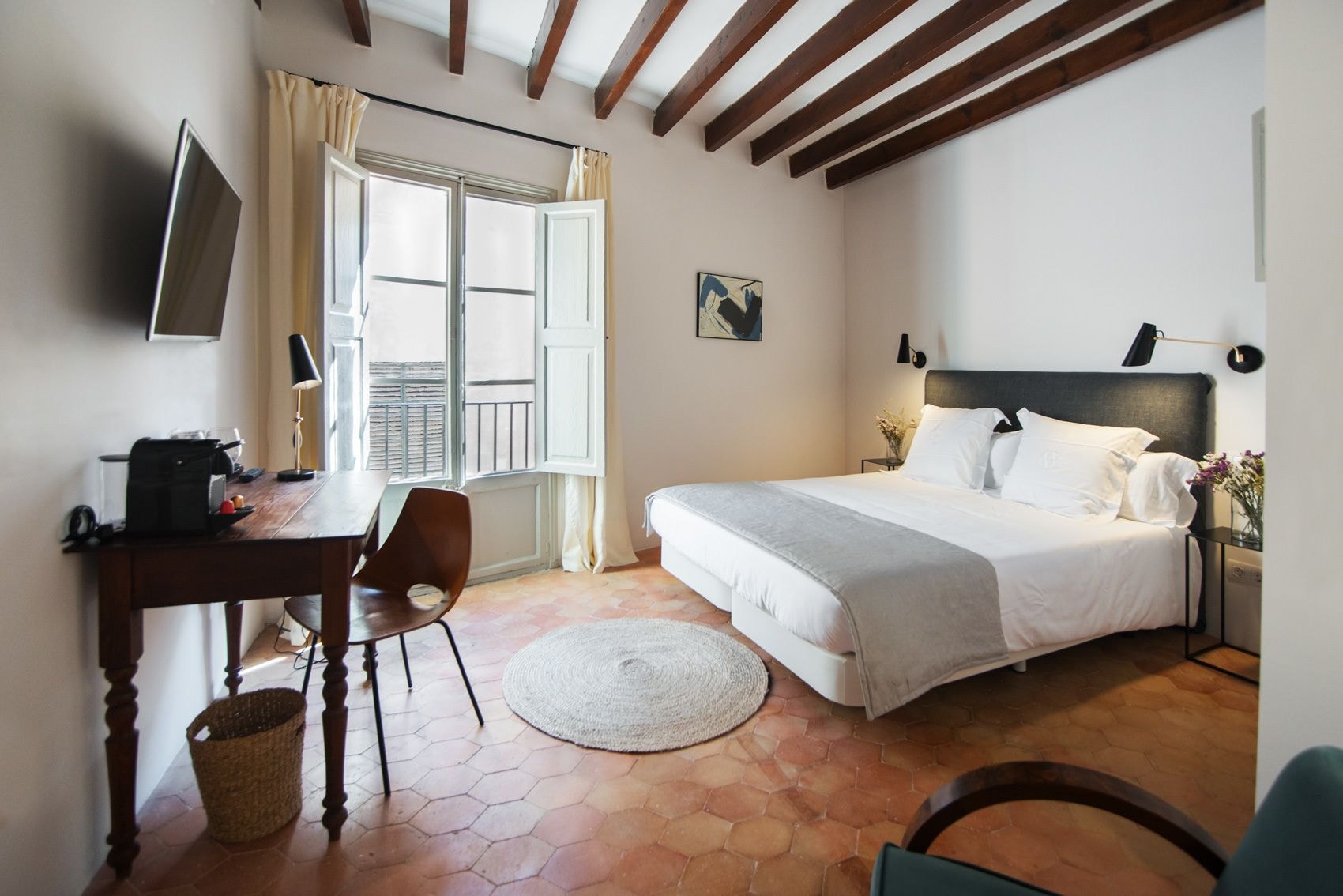 SUITE, QUEEN BED, SOFA