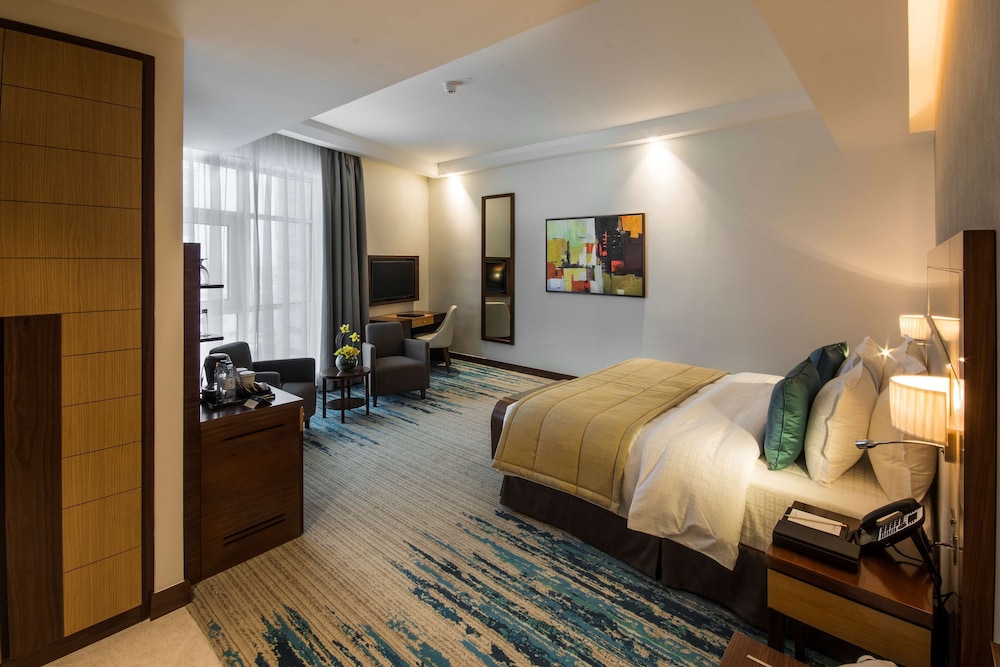 DELUXE, KING BED