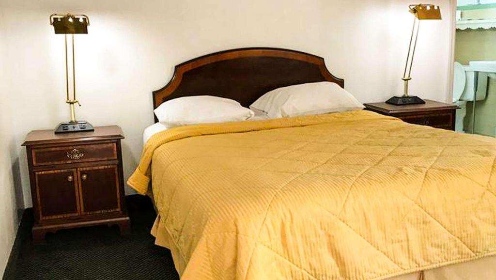 غرفة بسرير كينج بحوض جاكوزي، Relax Inn Motel And Bar 2/4