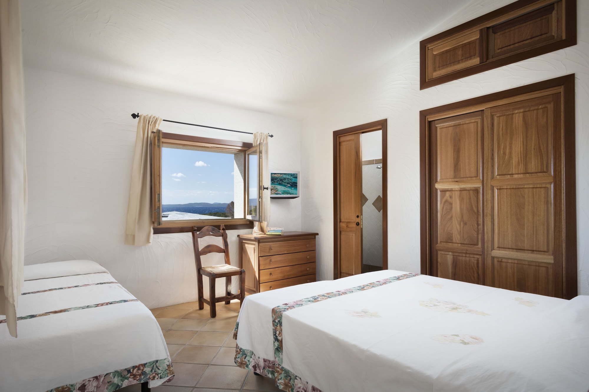 2 Bedrooms, Deluxe, Apartment, Queen and Twin Beds, Sea View, 2 Bathrooms