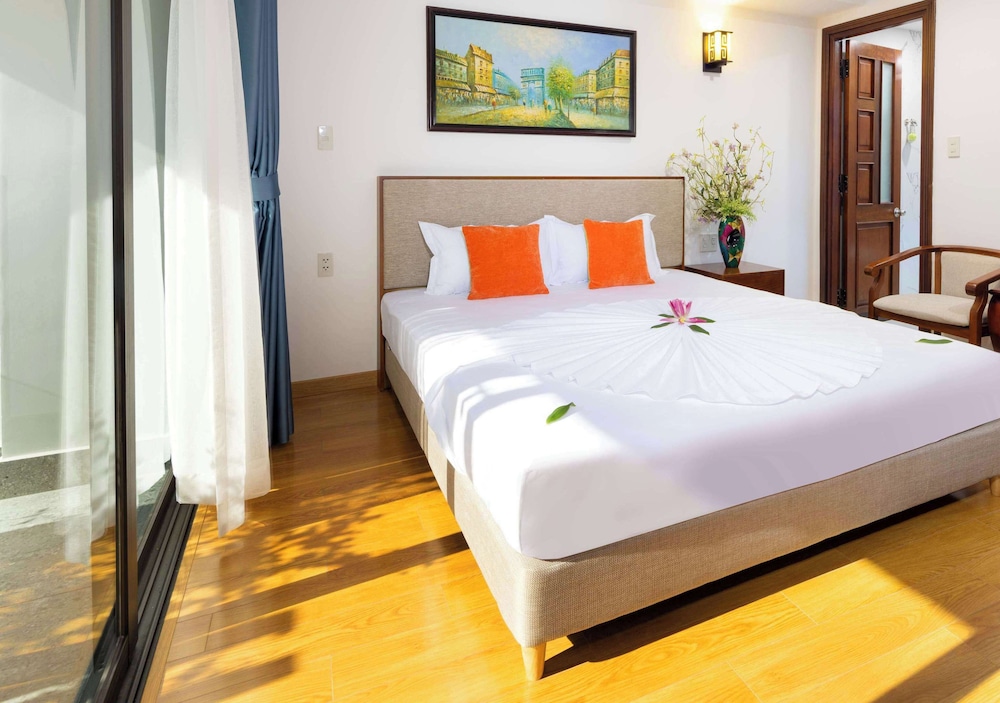 PREMIUM, DOUBLE BED, CITY VIEW, BALCONY