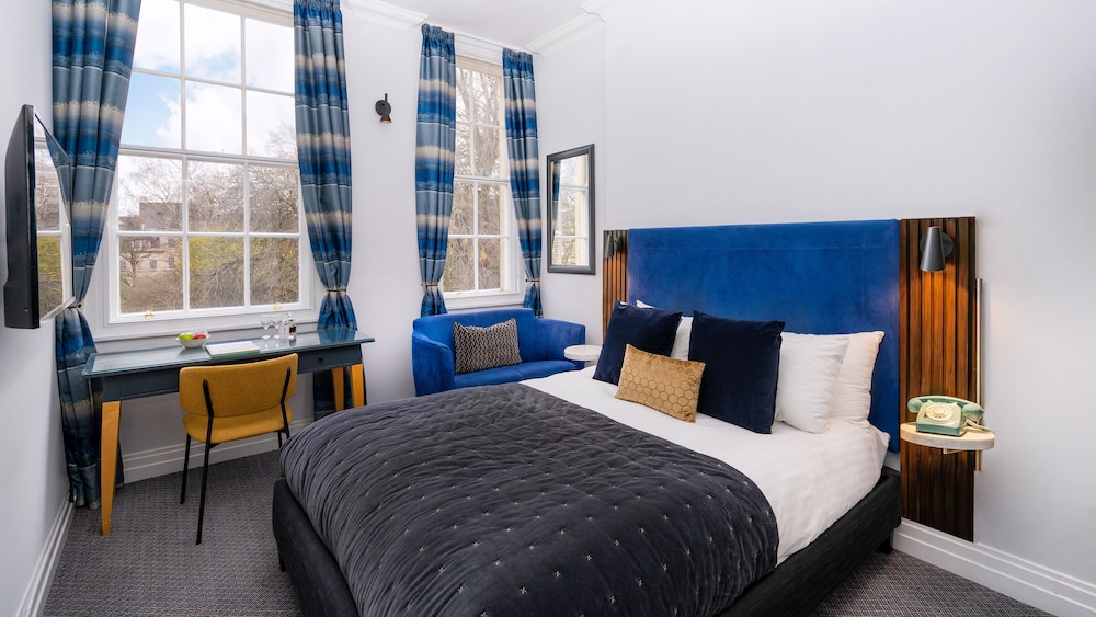 ROOM, DOUBLE BED