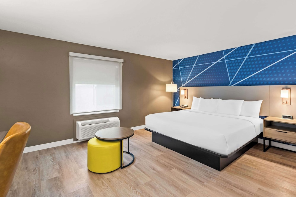 SUITE, KING BED, ACCESSIBLE