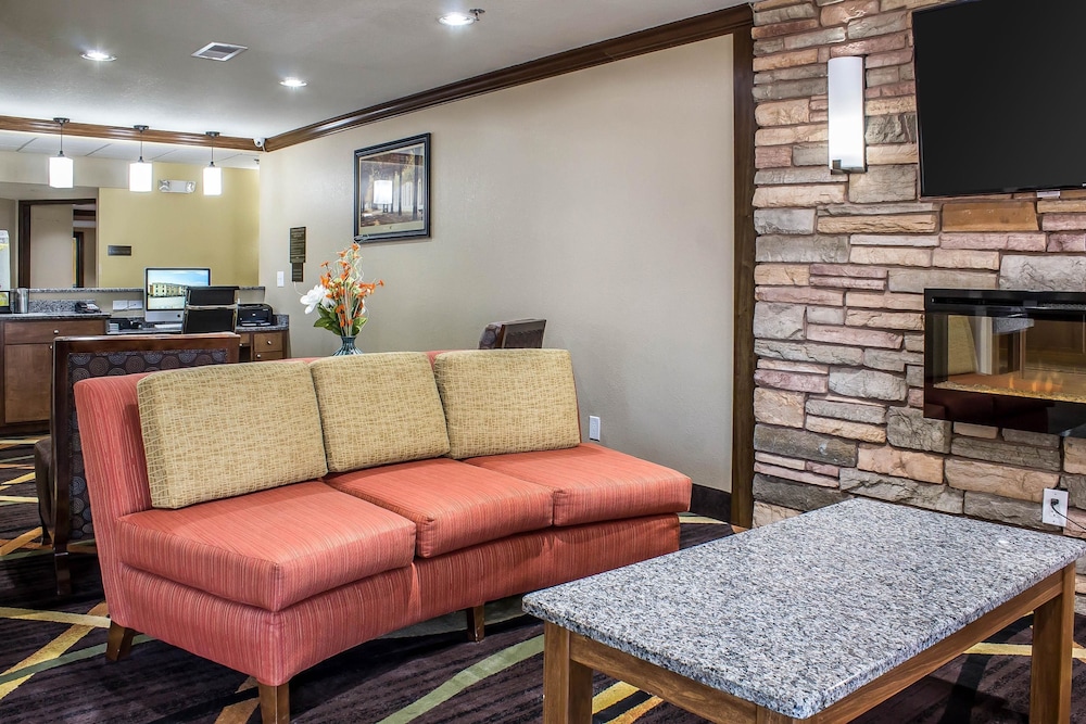 Comfort Inn & Suites Cedar Rapids North - Collins Road, IA 31/37