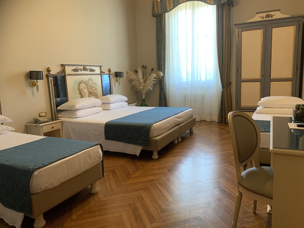 ROOM, QUADRUPLE