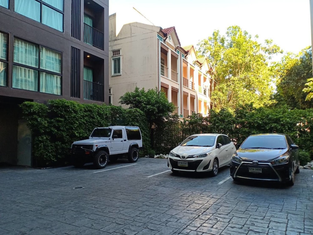 DLUX Condominium 33/44