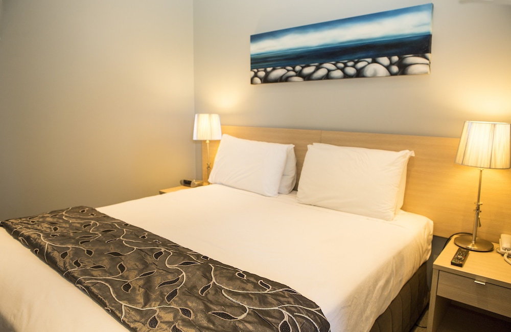 Waves Motel 12/46