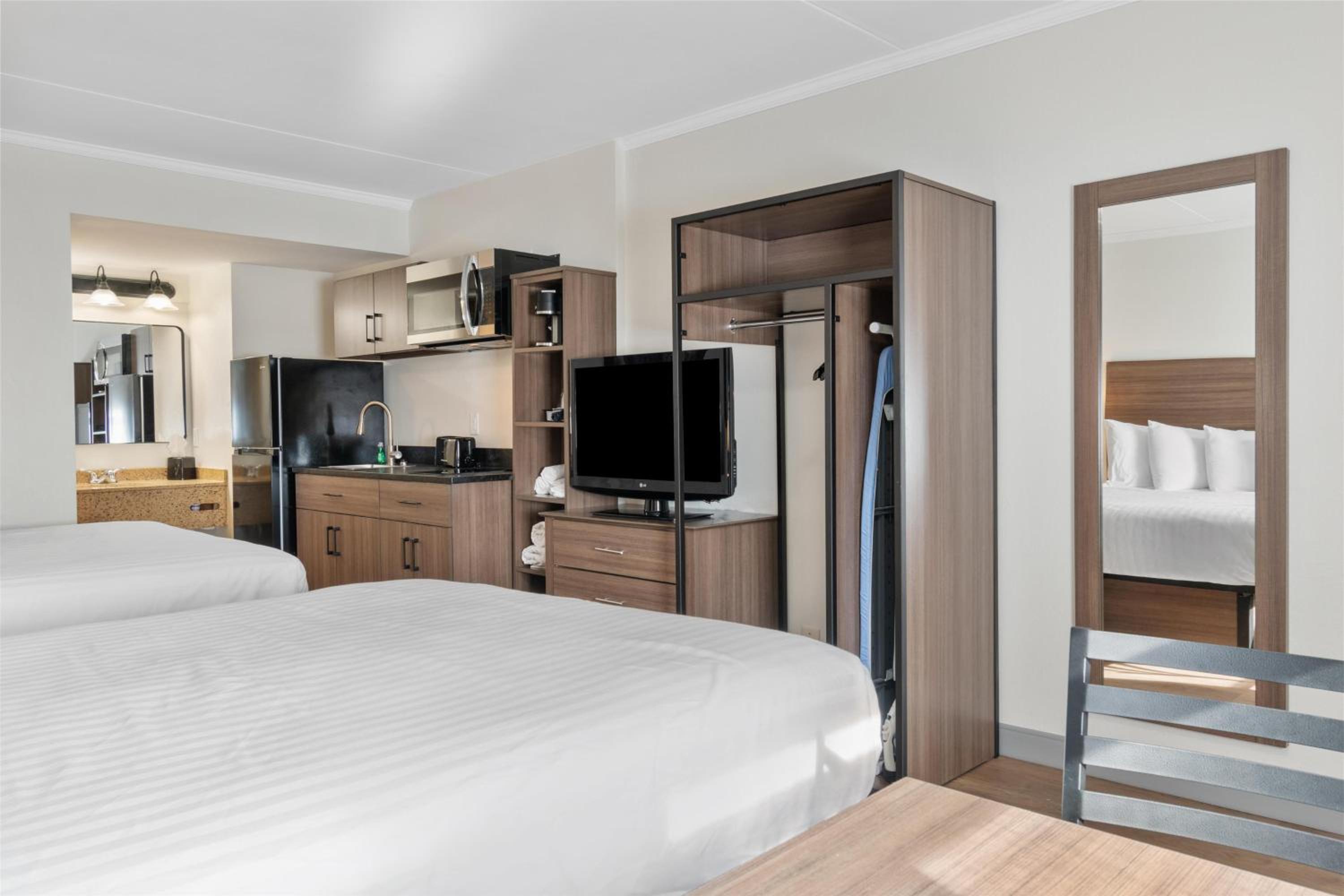 Room, 2 Queen Beds, Dining Area, Kitchenette