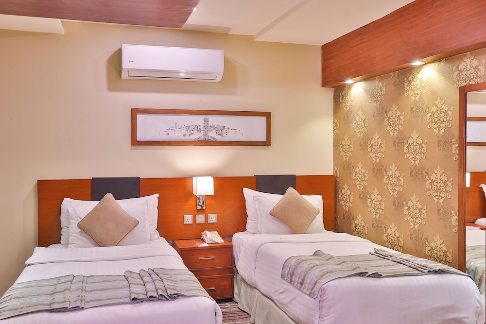 Avari Xpress Faisalabad 18/60