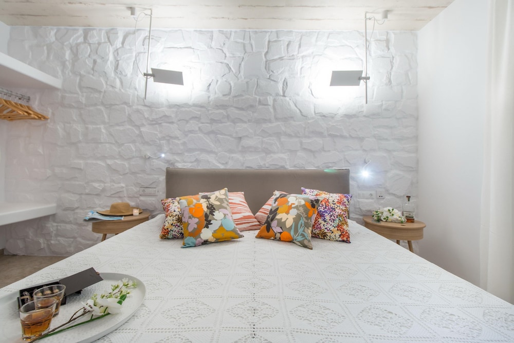 Spiros Hotel 7/83