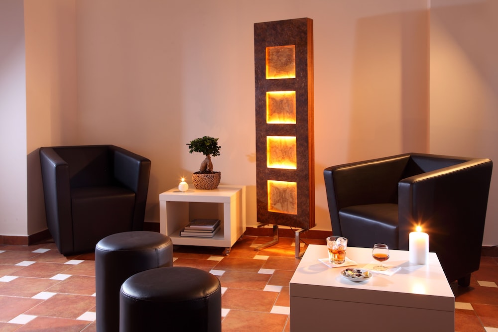 Hearth Hotel 77/92