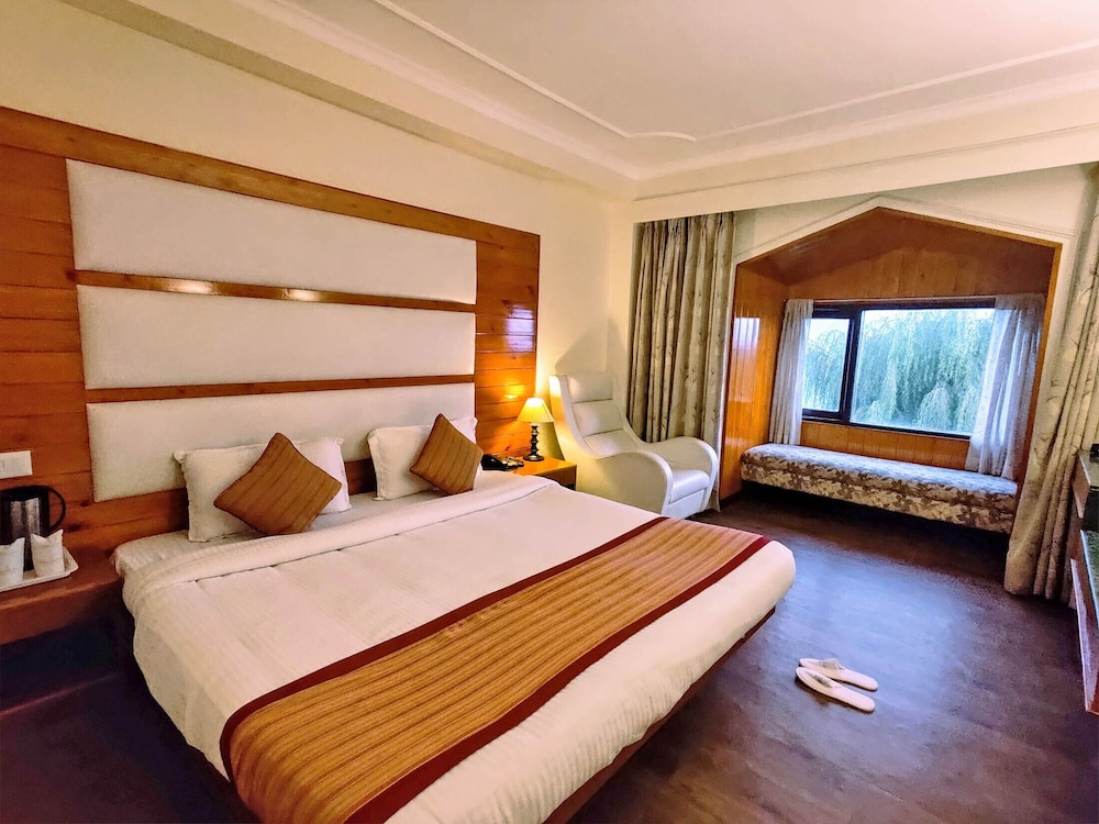Whistling Pines Resort 8/50