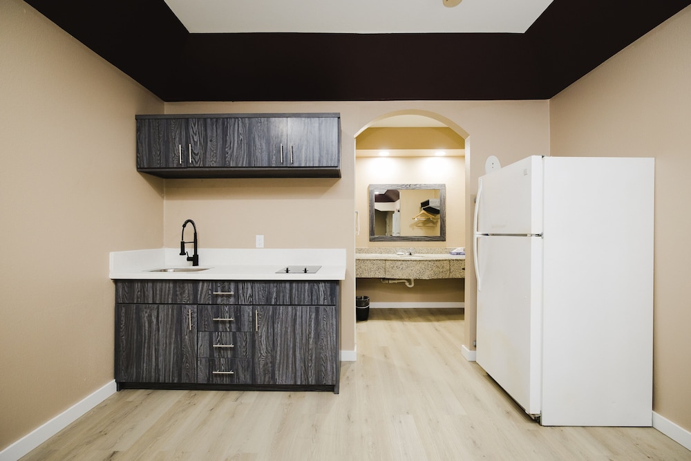 Sapphire Inn Suites 5/58