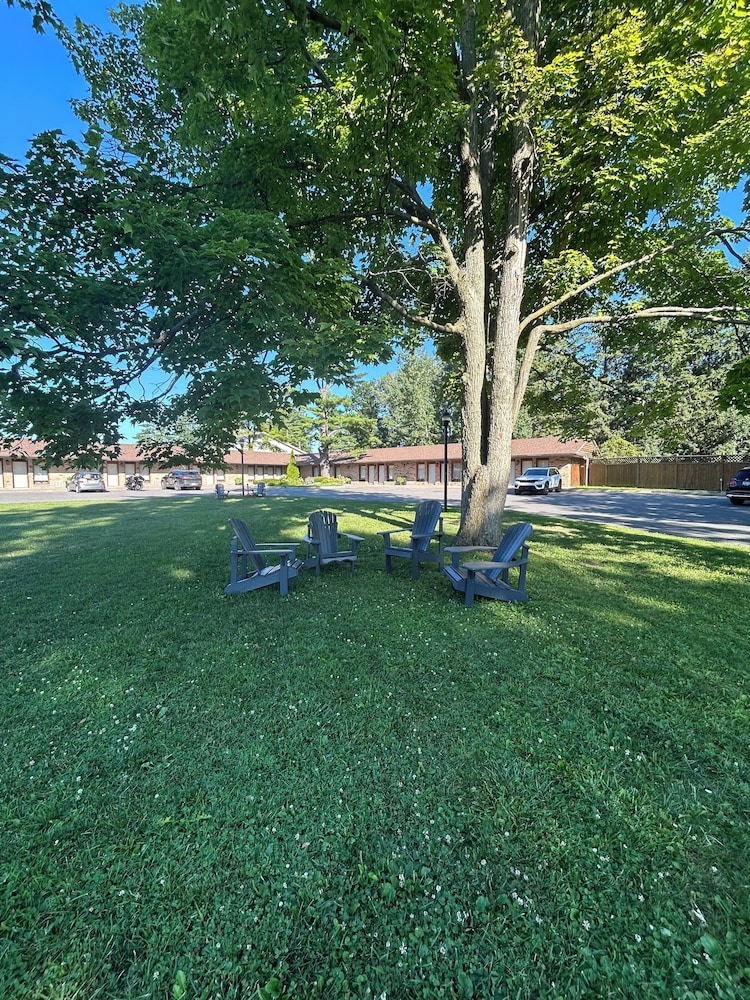 Rideau Heights Inn 44/54