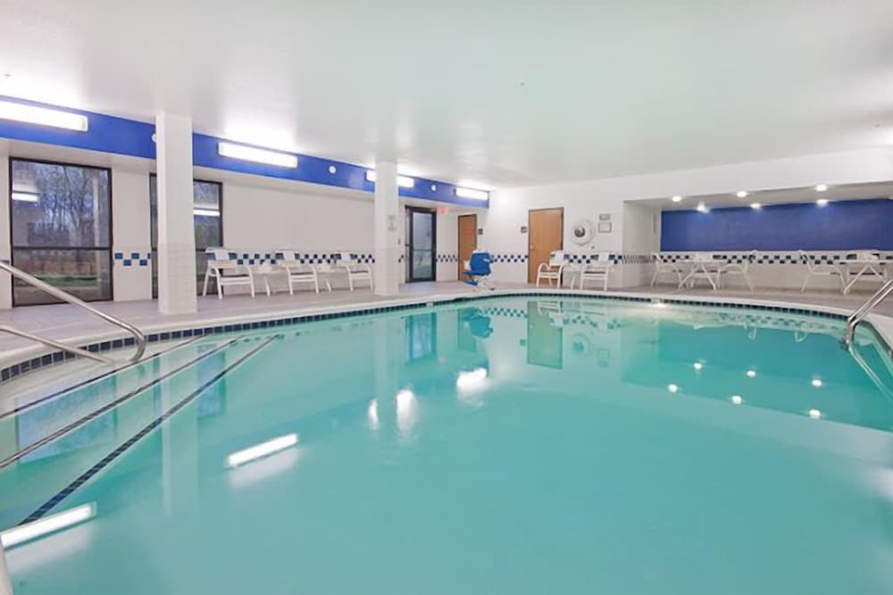 Countryside Inn and Suites 17/28