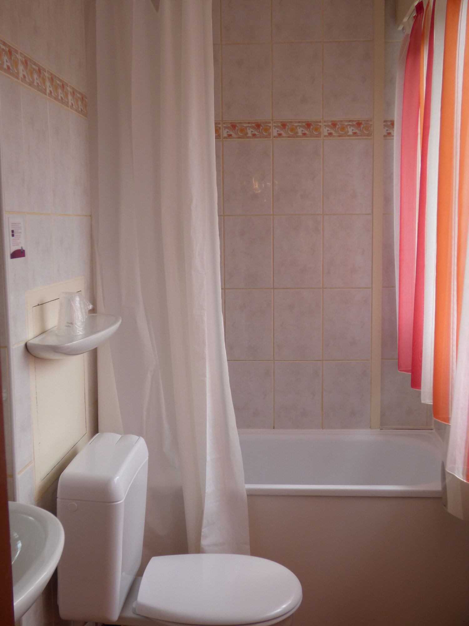 غرفة ثلاثية، Escatel Hotel 8/8