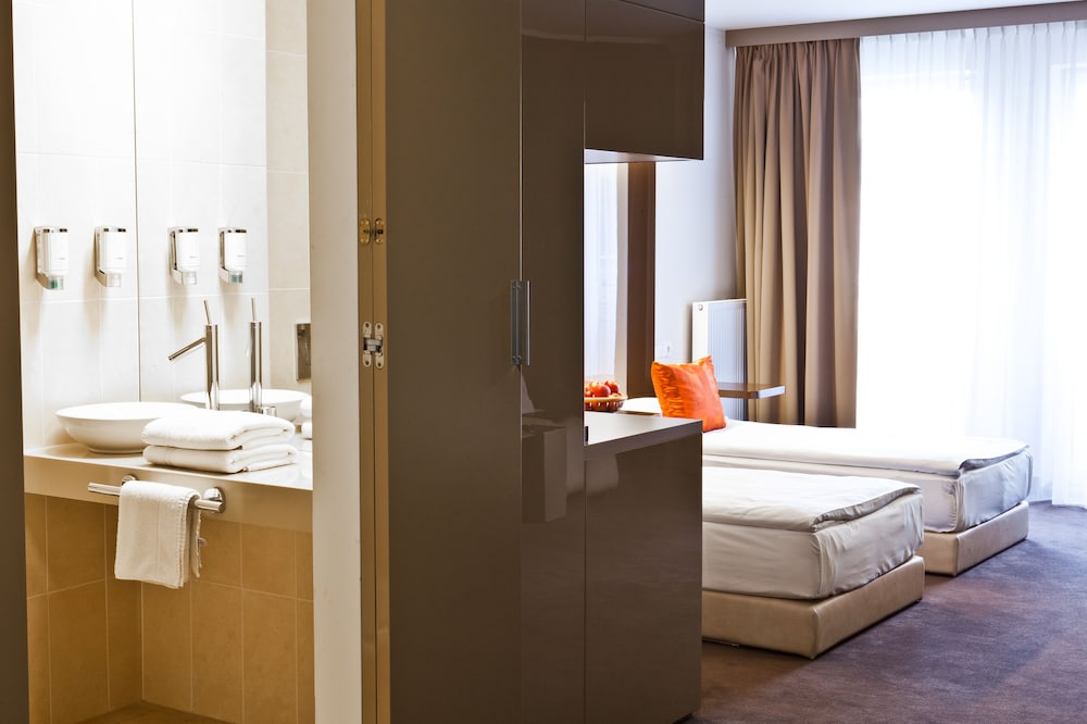 PLATINUM PALACE APARTMENTS 33/46
