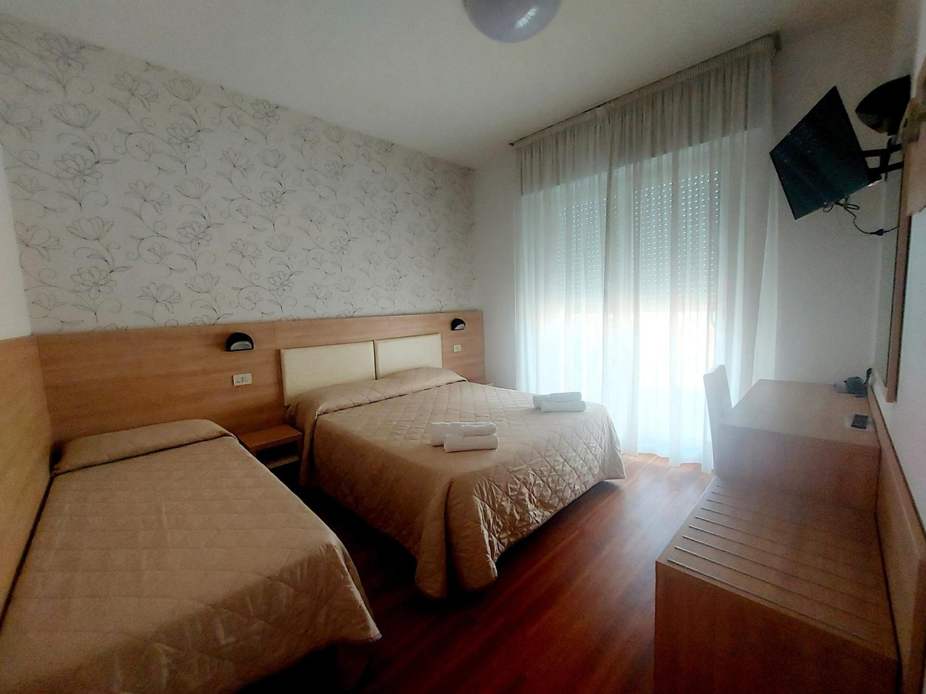 ROOM, TRIPLE