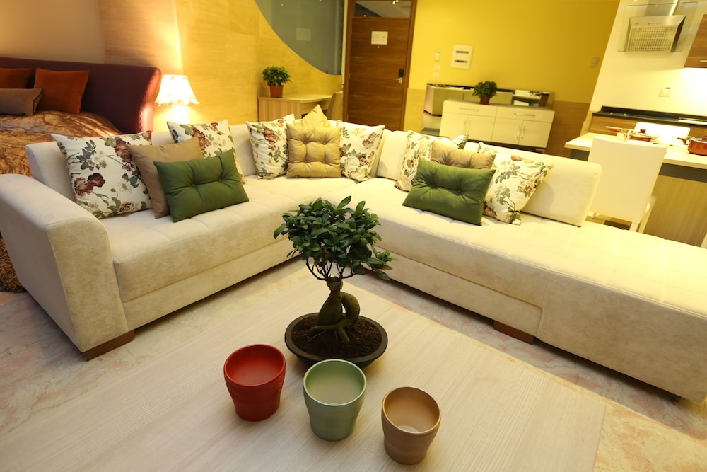 DELORA HOTEL AND SUITES 36/65