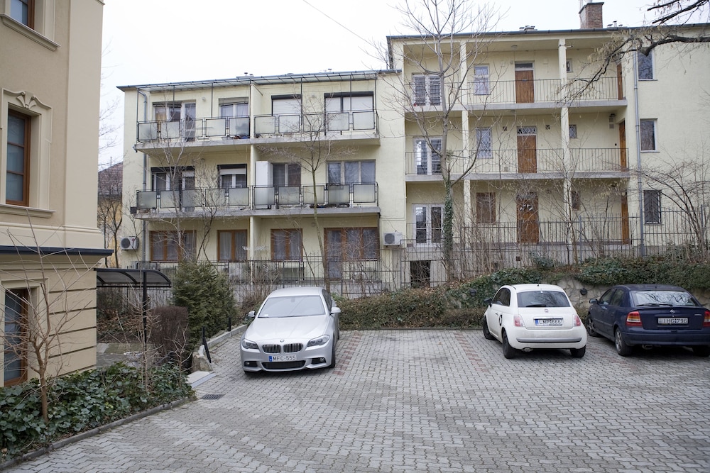 GOLD HOTEL APARTMENTS 33/50