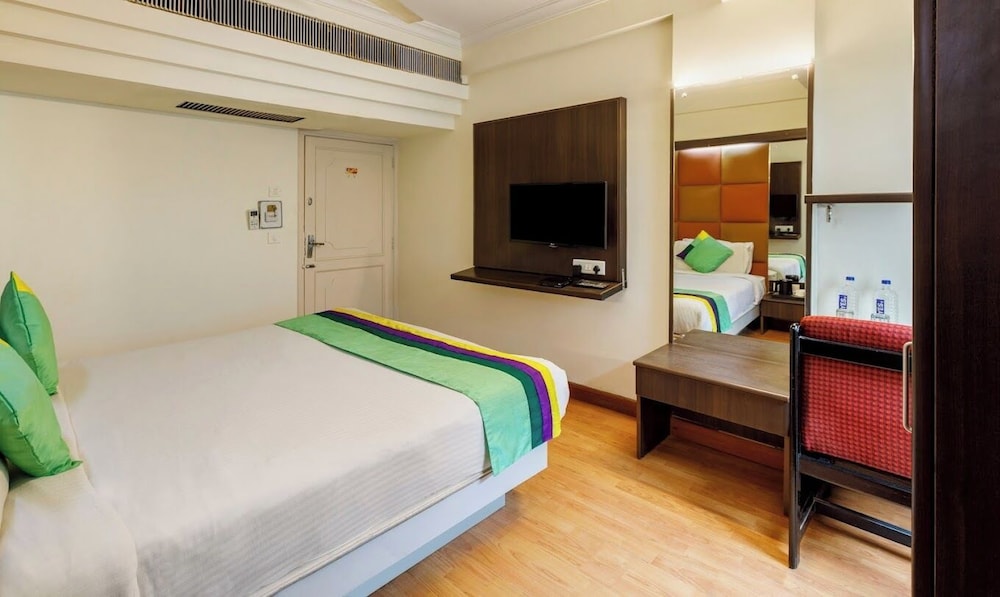 Hotel Crown Ahmedabad 5/43