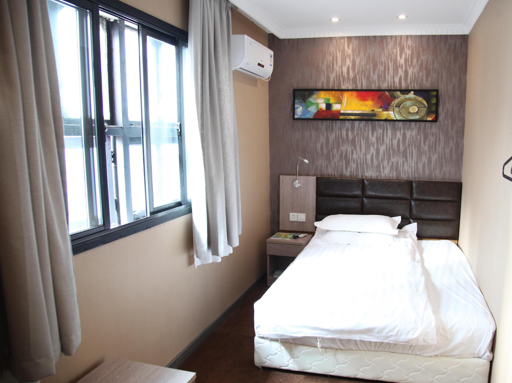 Mini, Queen Bed