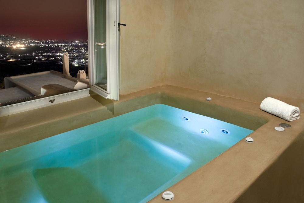 Voreina Gallery Suites 17/50